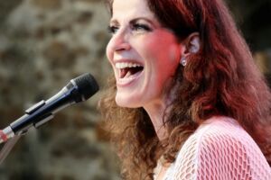 Frau Höpker - bittet zum Gesang: Das Mitsing-Konzert!