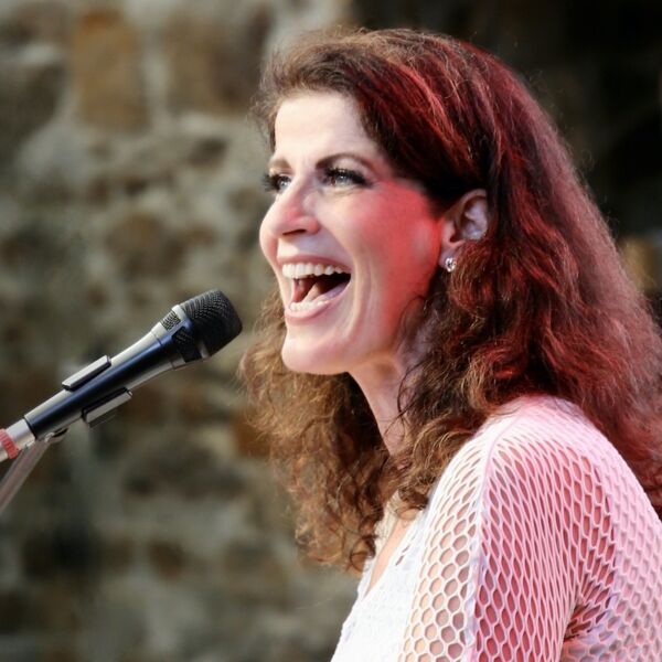 frau-hopker-bittet-zum-gesang-das-mitsing-konzert