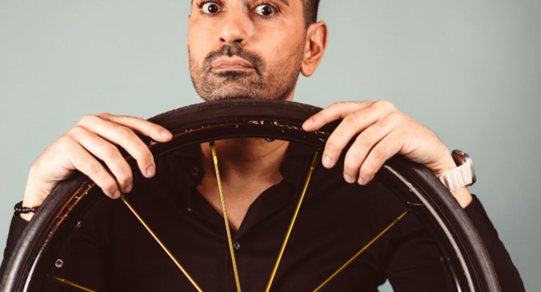 tan-caglar-der-teufel-tragt-rollstuhl