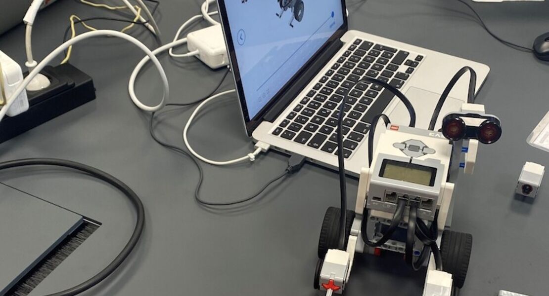 mercedes-benz-kinderferienprogramm-lego-roboter-entwerfen-bauen-programmieren-in-zusammenarbeit-mit-dem-zkm
