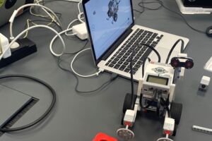 Mercedes-Benz Kinderferienprogramm - Lego-Roboter entwerfen, bauen, programmieren - in Zusammenarbeit mit dem ZKM