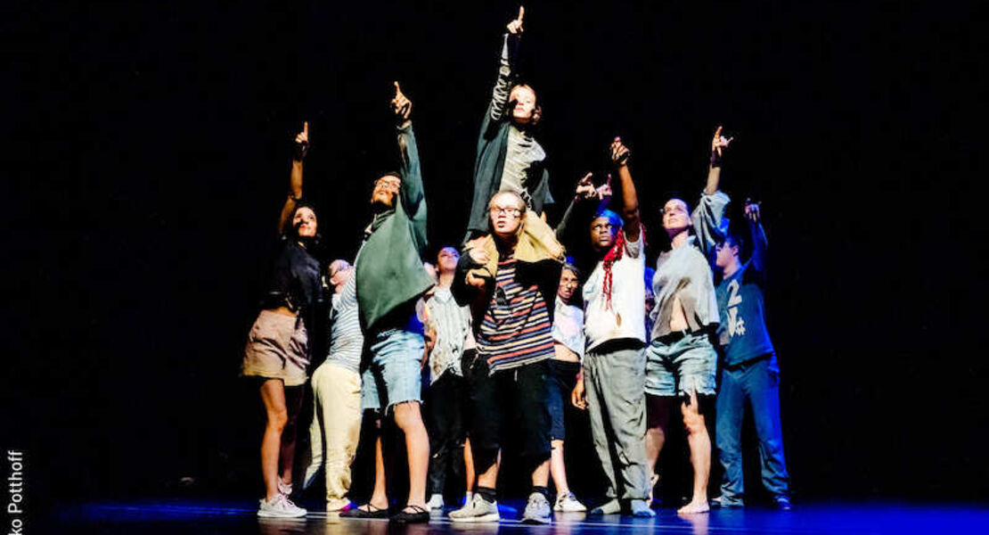 der-sinn-des-lebens-inklusives-tanz-und-theaterstuck-mit-ki-roboter