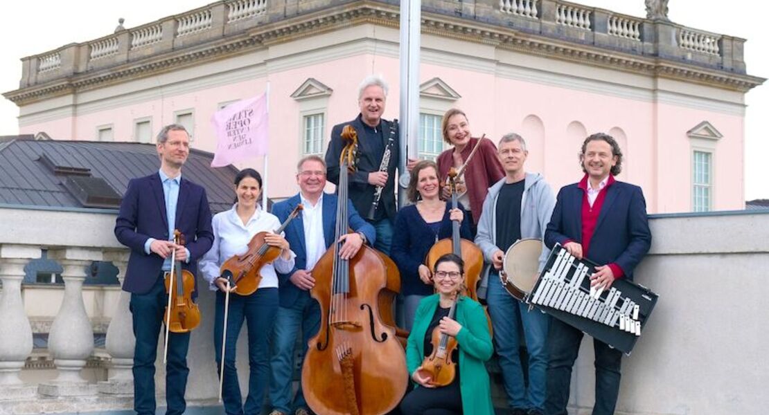 mein-berlin-gala-mit-dem-salonorchester-untern-linden-und-winnie-bowe-open-air-im-schlossgarten-ribbeck