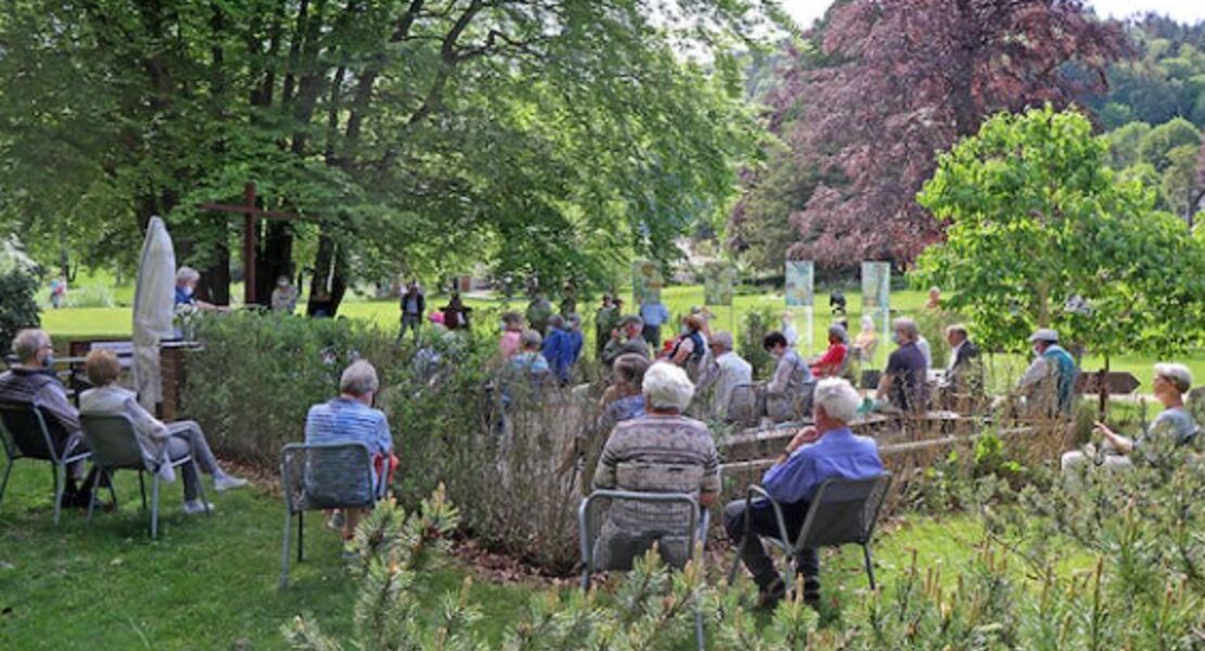 andacht-im-kirchengarten-im-kurpark-an-pfingstmontag