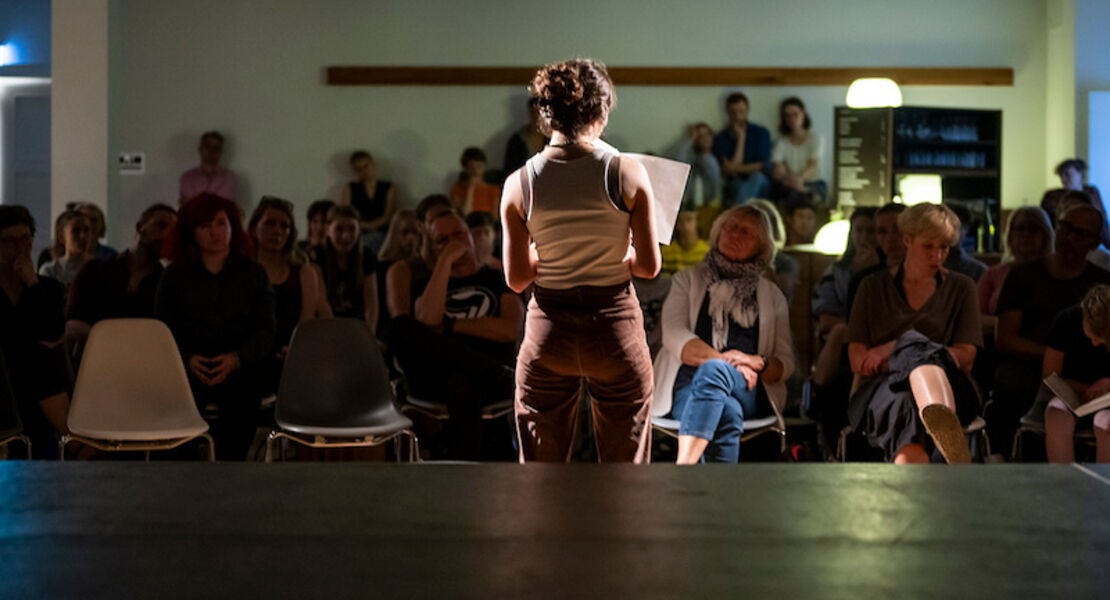 schreibcouch-finale-lese-performance-der-jungsten-literaturhaus-autorinnen