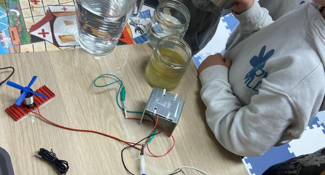 stars-for-kids-experimente-rund-um-elektrizitat-was-haben-obst-zitterrochen-und-handys-mit-elektrizitat-zu-tun