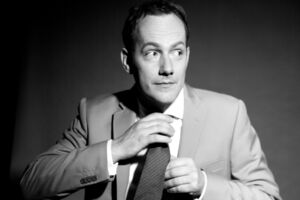 Ein Mann gibt Auskunft