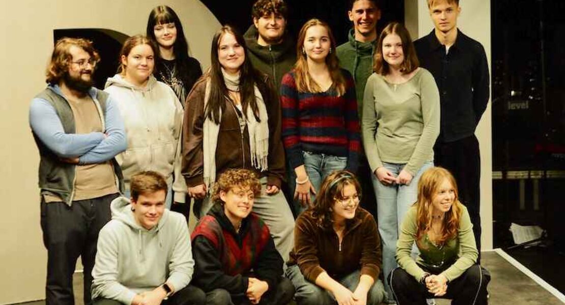 der-jugenclub-prasentiert-swing-again-eine-zusammenrottung-zur-verubung-gemeinschaftlichen-unfugs