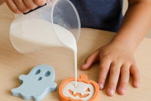 Workshop für Kinder: Gießen von Halloweenfiguren - mit Christina Hogh