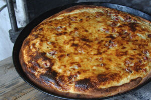 Backtag im Holzofen-Backhaus in Oberhaugstett