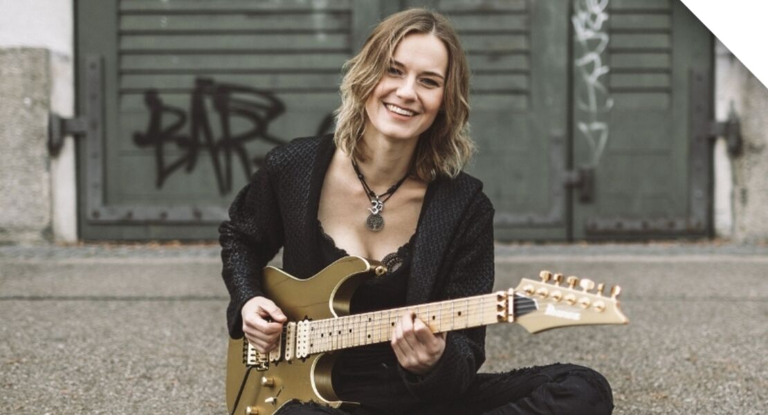 yasi-hofer-between-the-lines-tour