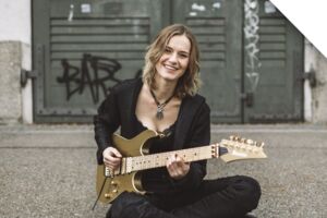 YASI HOFER - BETWEEN THE LINES TOUR