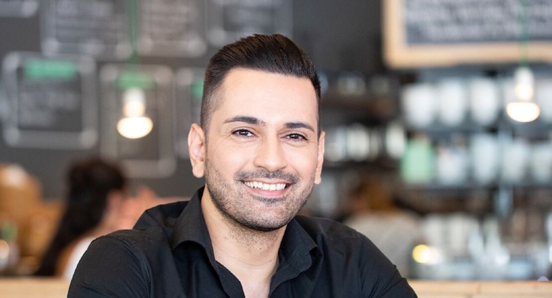 tan-caglar-der-teufel-tragt-rollstuhl