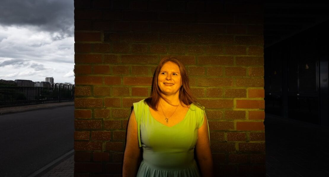 nele-mathew-mit-weltweit-verwundert-ein-abend-zwischen-datenerhebung-und-deadpan-comedy