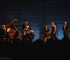 SWINGING CHRISTMAS - CHRIS HOPKINS & SHAUNETTE HILDABRAND