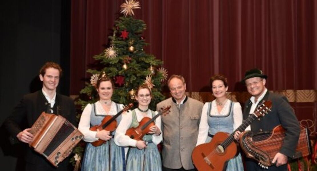 pfarrer-rainer-maria-schiessler-und-elisabeth-rehm-mit-familie-und-rupert-biegel-heilige-nacht-von-ludwig-thoma