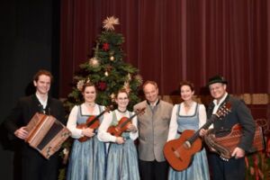 Pfarrer Rainer Maria Schießler und Elisabeth Rehm mit Familie und Rupert Biegel - Heilige Nacht von Ludwig Thoma