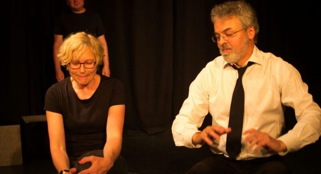 die-massschneiderei-improtheater-das-anzieht
