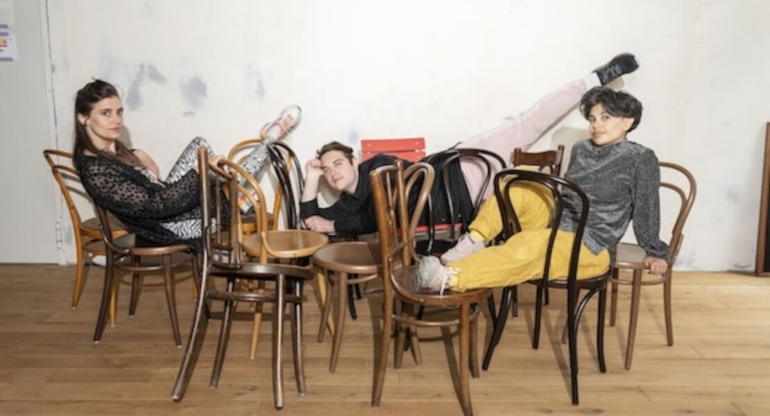 die-apokalyptischen-tanzerinnen-ha-ha-haltung-ein-satirisches-nach-oben-treten