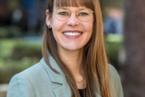 Prof. Dr. Eva Asselmann: Too Much - warum wir Kontrolle suchen und Kraft im Loslassen finden