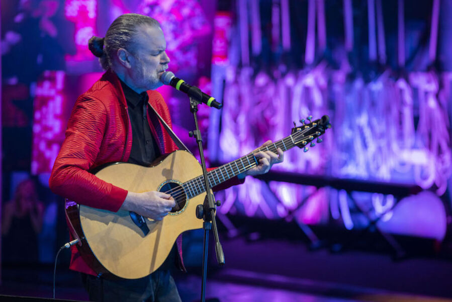 beppe-gambetta-im-folkclub-prisma-ev-pforzheim-italian-acoustic-guitarist-and-singer