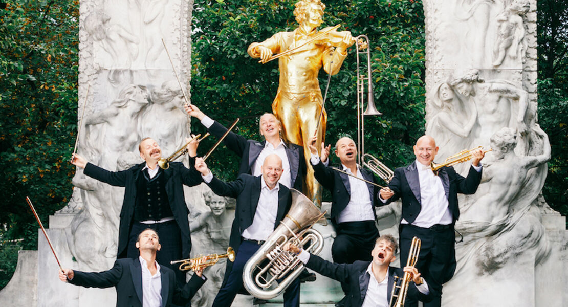 mnozil-brass-strau-ein-tanzchen-zwischen-den-stuhlen