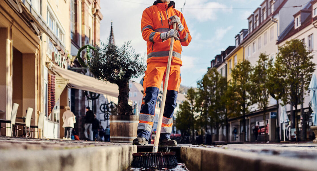 freiburgs-bachle-tour-unterwegs-mit-stocky-dem-bachleputzer