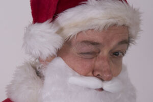 Weihnachtsmann mit Augenzwinkern - Thiele Neumann Theater