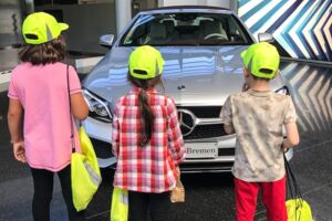 Mercedes-Benz Kinderferienprogramm - Wie wird ein Auto gebaut? Werkbesichtigung und Workshop für Kinder zwischen 6 und 12 Jahren