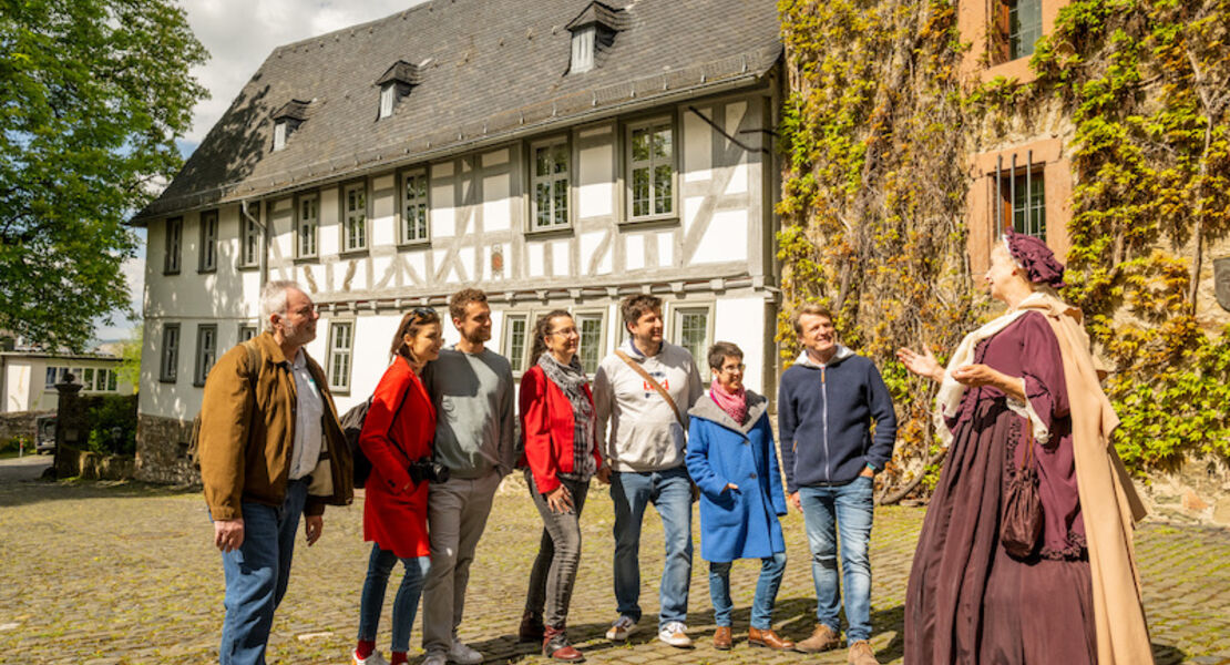 neues-aus-schwatzlar-klatsch-und-tratsch-mit-hofratin-lange-fuhrung-im-kostum