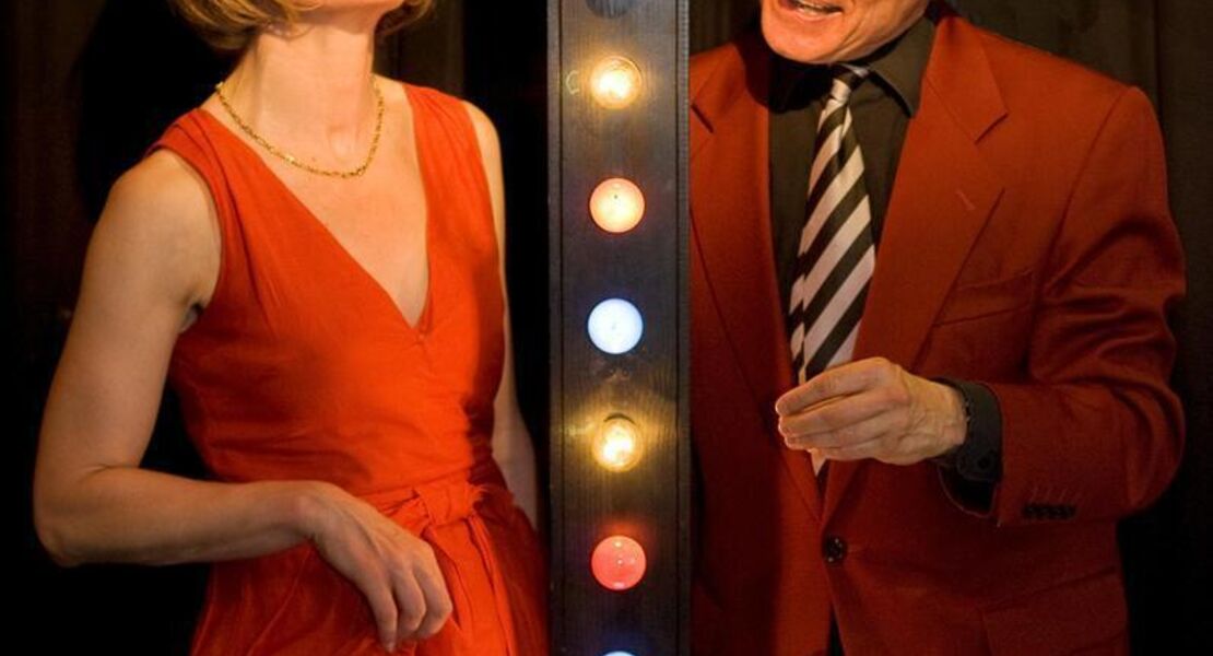 ein-ehepaar-erzahlt-einen-witz-thiele-neumann-theater