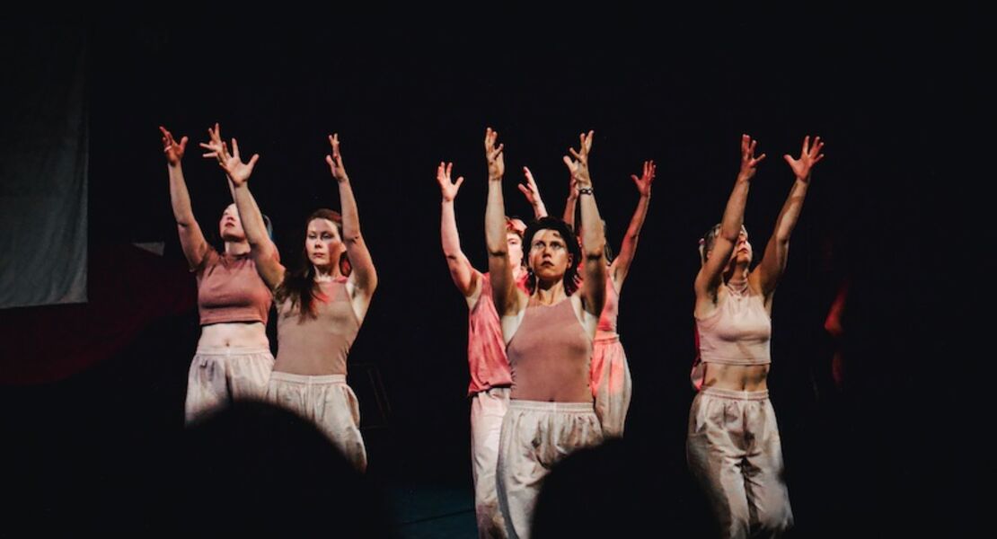 rauslaufen-bewegungstheater-zu-menstruation