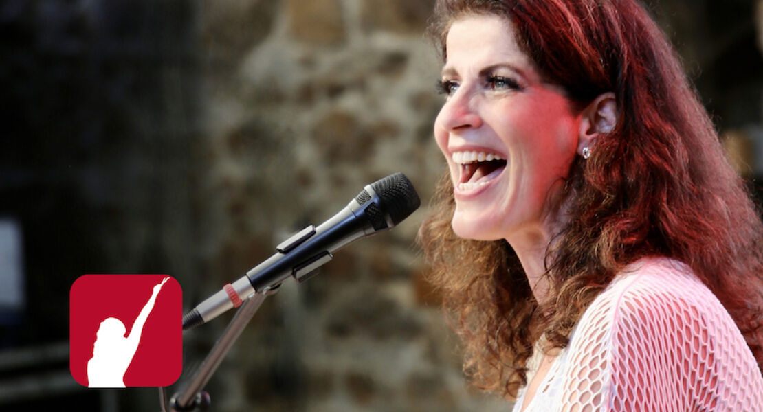 frau-hopker-bittet-zum-gesang-das-mitsingkonzert-2026