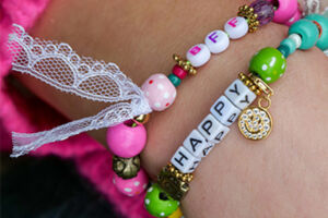Perlen, Charms und Smileys: Gestalten Sie Gute-Laune-Armbänder