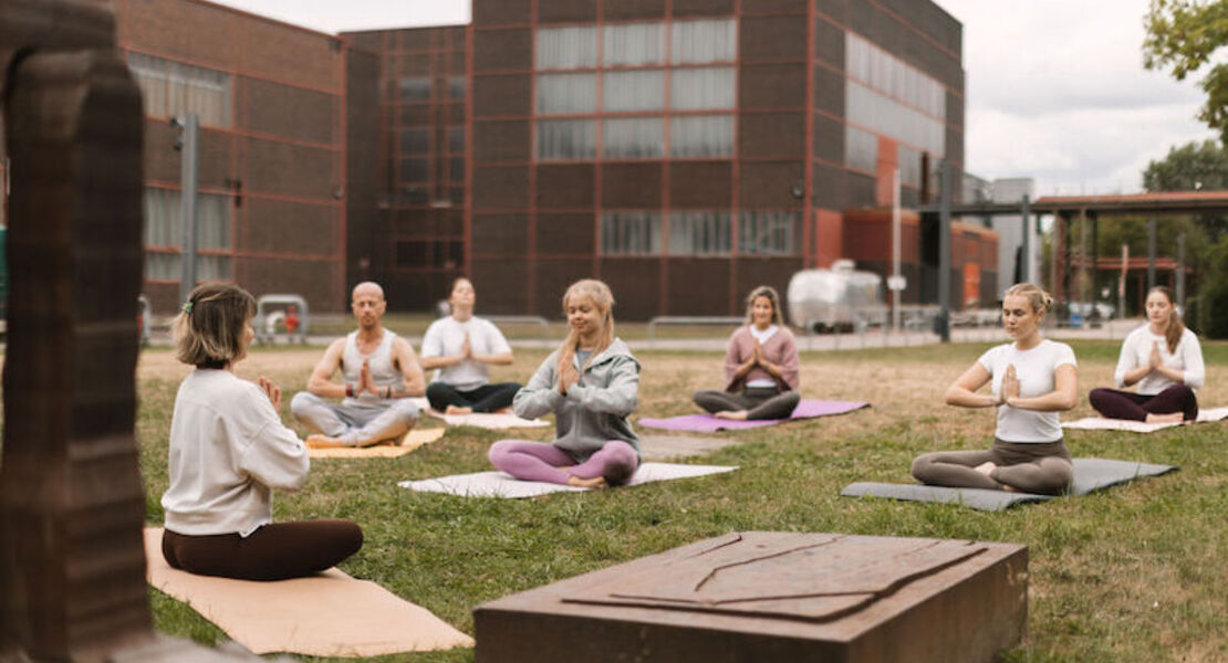 yoga-kunst-eine-yogastunde-auf-zollverein