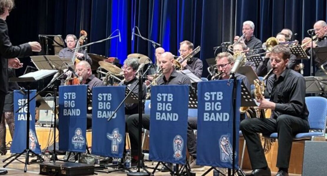 stb-big-band-trifft-roland-baisch-und-mailo-grosser-big-band-sound-trifft-auf-las-vegas-glamour-und-schwabischen-wortwitz
