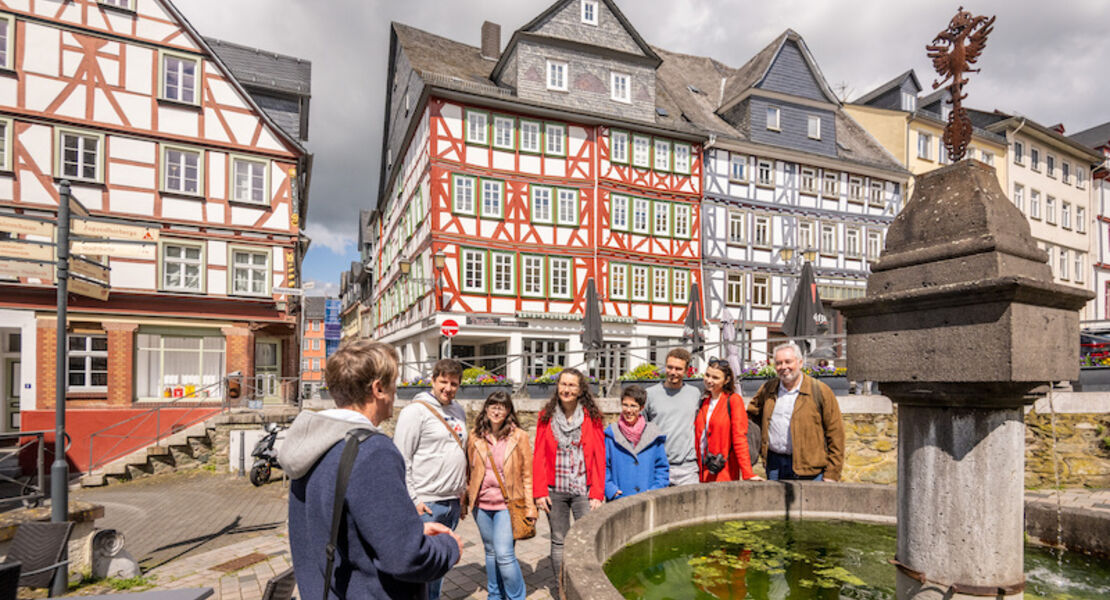 vom-blaumachen-bis-schwein-gehabt-eine-heitere-fuhrung-durch-die-welt-der-redensarten