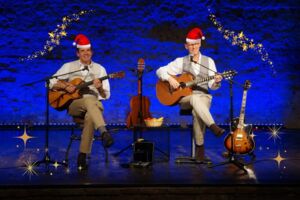 Einfach glücklich - Musikkabarett mit Wilfried vom Ammersee und Frank Astor - Einfach glücklich - Das musikalisch-kabarettistische Weihnachtsprogramm