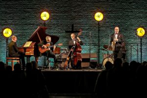 CHRIS HOPKINS´ Swinging Christmas - mit Engelbert Wrobel´s Swing Society feat. Shaunette Hildabrand