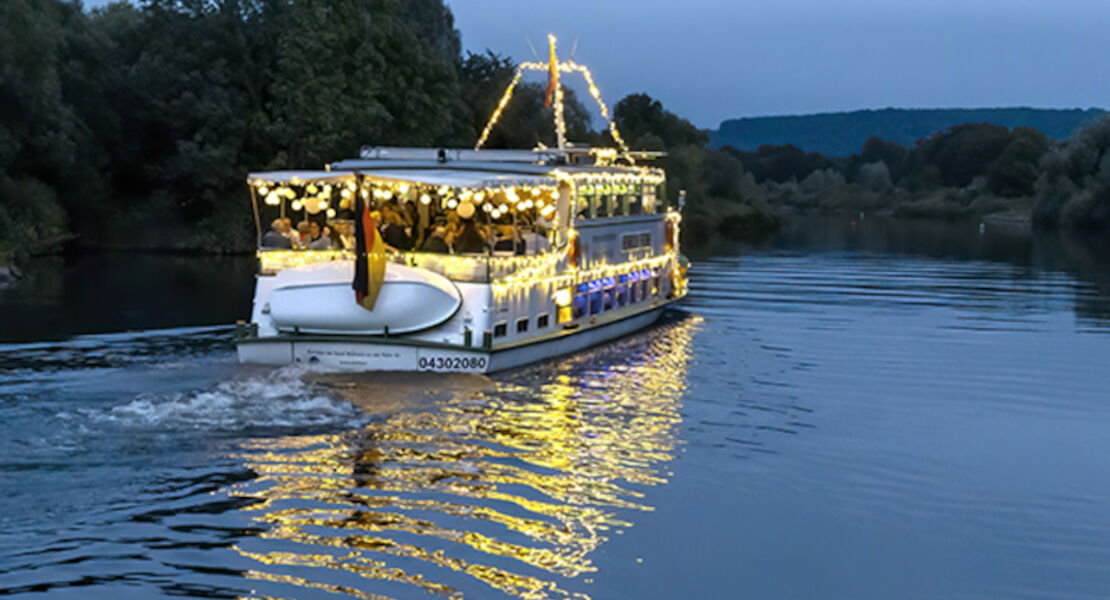 lampionfahrt-mit-live-musik-tageskreuzfahrten-2026-entdecken
