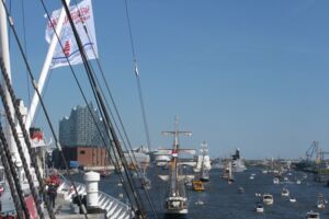 Einlaufparade zum 838. Hafengeburtstag Hamburg
