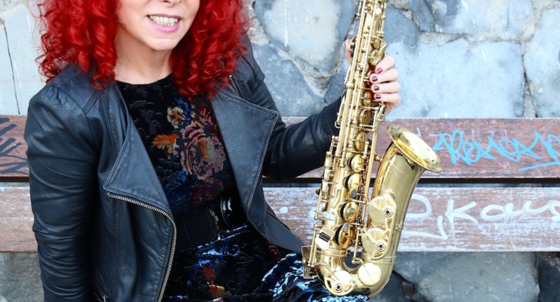 tina-tandler-band-saxophon-im-haus