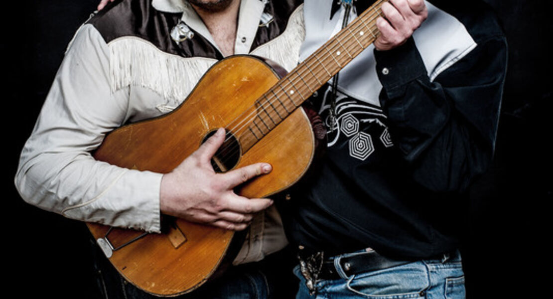 die-frau-wird-schoner-mit-jedem-glas-bier-ein-truck-stop-abend
