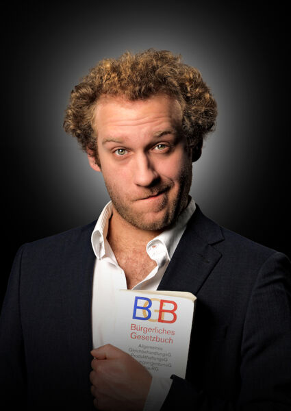 einer-flog-ubers-ordnungsamt-das-neue-soloprogramm-mit-johannes-hallervorden